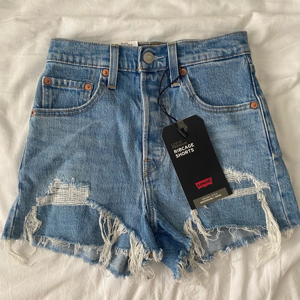 LEVI'S RIBCAGE WOMENS SHORTS- size 24
